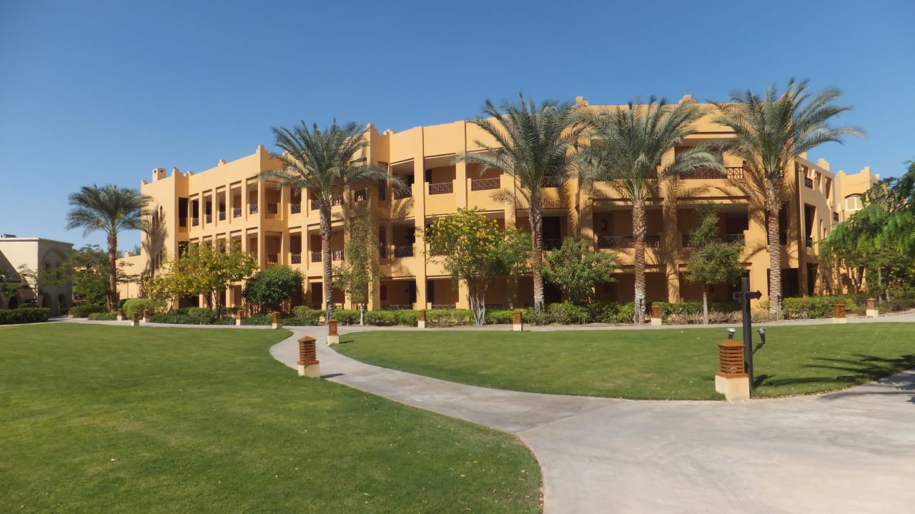 Außenansicht der Zimmerblocks Stella Beach Resort & Spa Makadi Bay