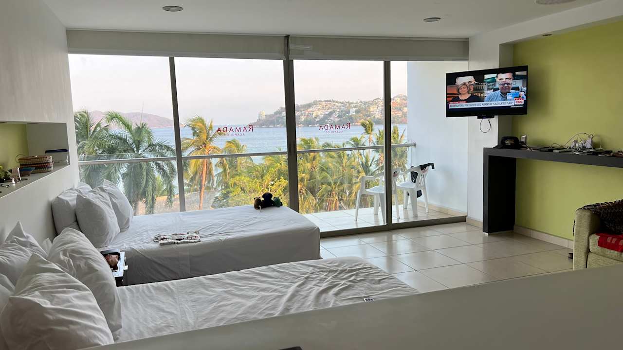 Zimmer Ramada by Wyndham Acapulco Hotel & Suites