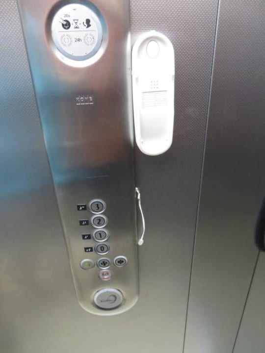 Dies war das Nottelefon im Lift zu unserem Zimmer. Atlantica Aeneas Resort