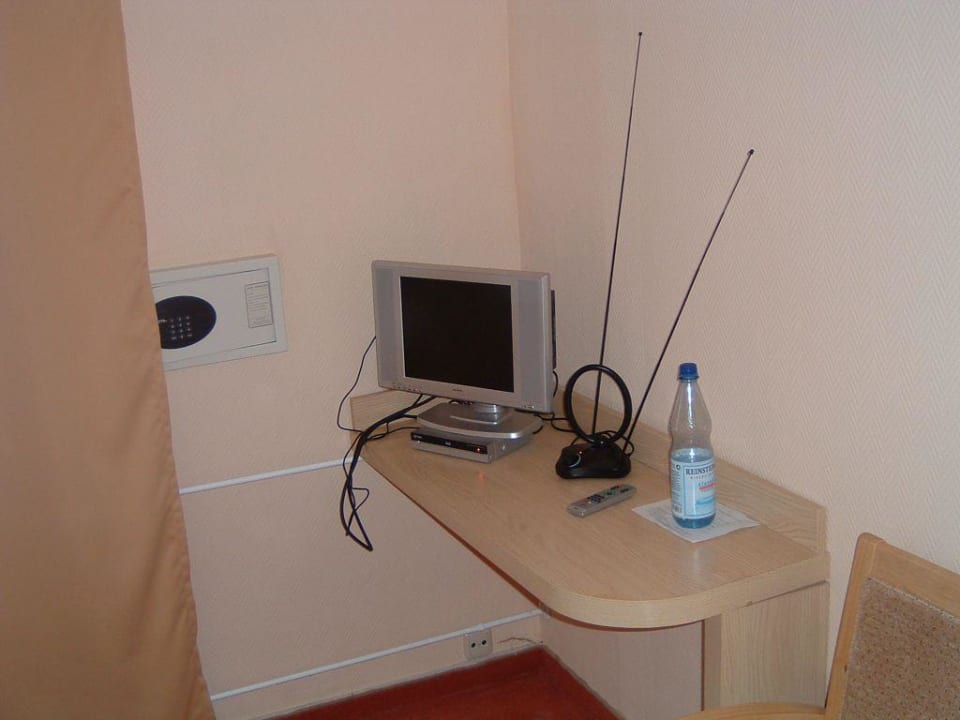 Das Sideboard mit MiniTV PLAZA INN Hamburg Moorfleet