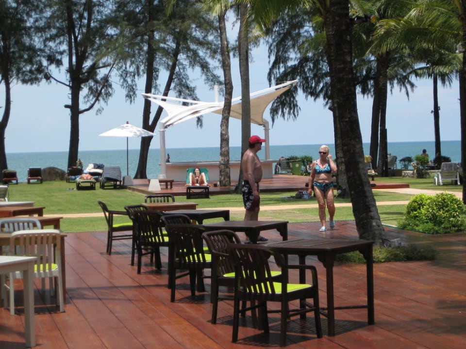 An der Bar mit Blick zum Meer The Briza Beach Resort Khaolak