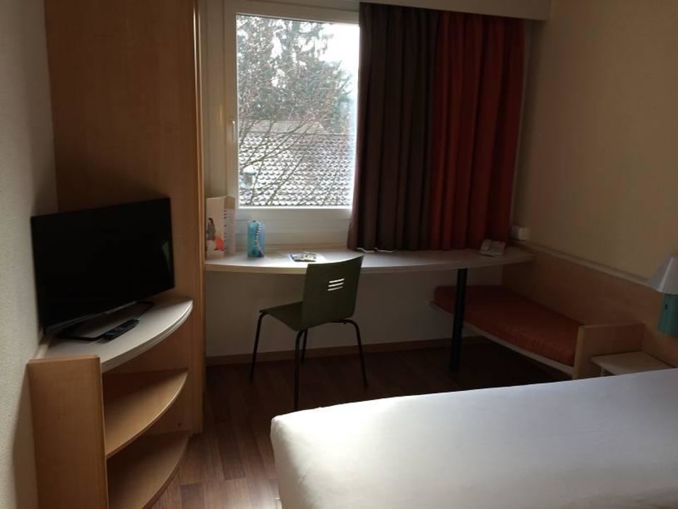 Bedroom Hotel Ibis Geneve Aeroport