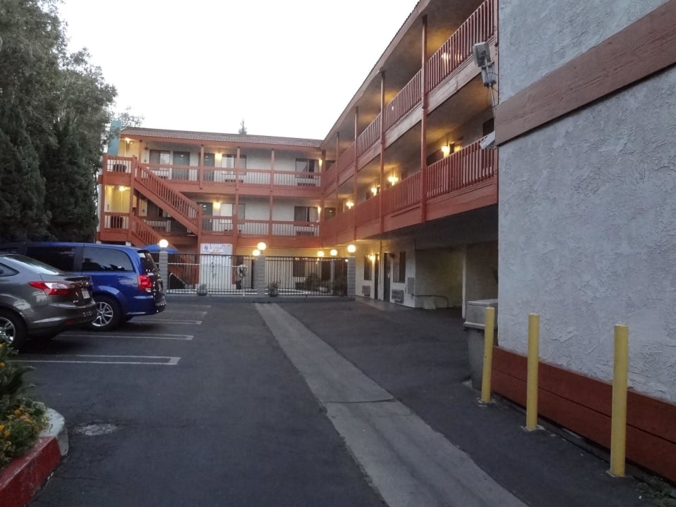 Parkplatz und Zimmer Hotel Days Inn Anaheim
