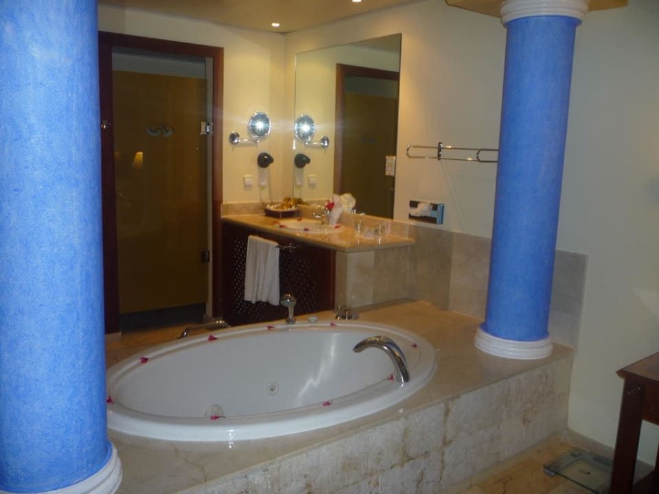 Blick vom Bett zum Whirlpool, Dusche und Toilette TRS Turquesa Hotel - Adults only