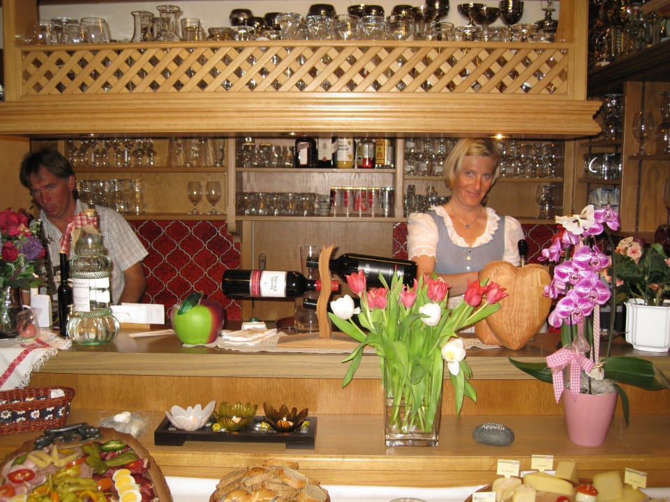 Franzi und Iris beim Ausschank Hotel Sporthof Austria