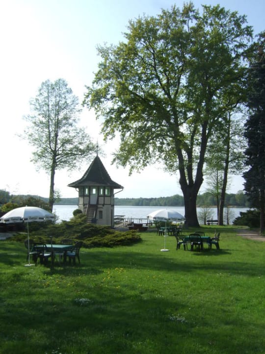 Gartenanlage mit Blick auf den See Hotel Seeschlösschen