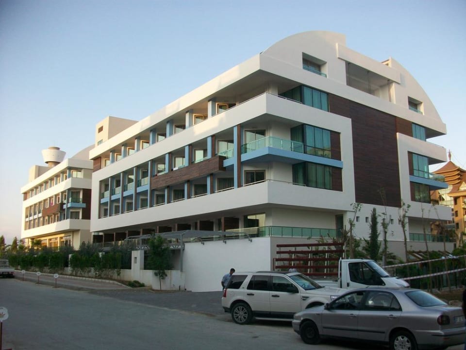 Außenansicht aus der Seitenstraße Port Side Resort Hotel