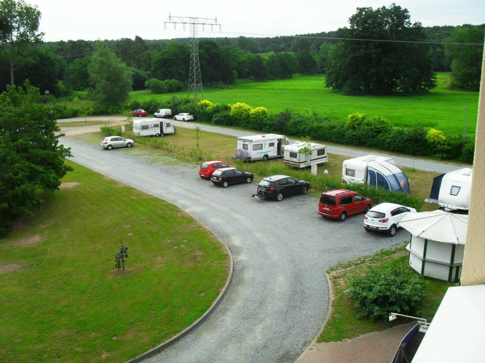 Blick vom Fenster auf den Parkplatz Hotel am Tierpark