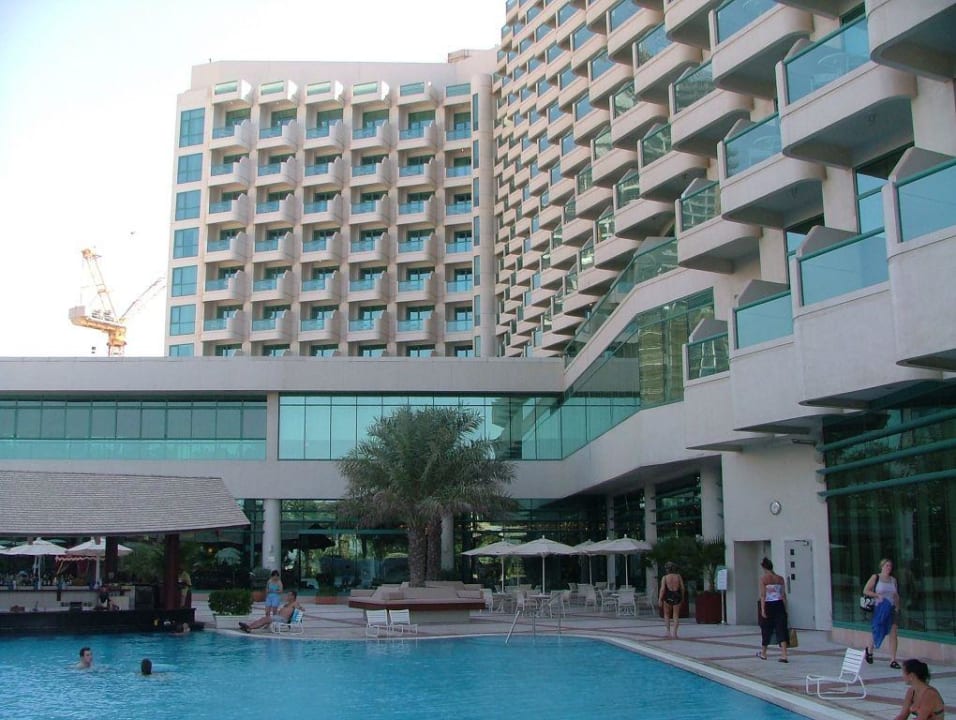 Der Pool liegt im Schatten Hilton Dubai Jumeirah