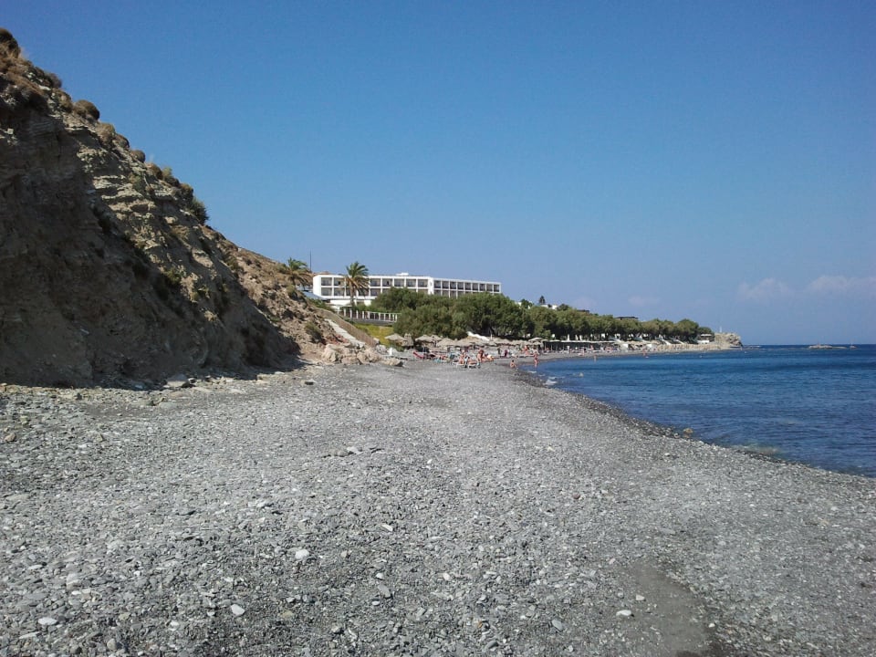 Hotelstrand mit Blick auf Anlage Dimitra Beach Hotel & Suites