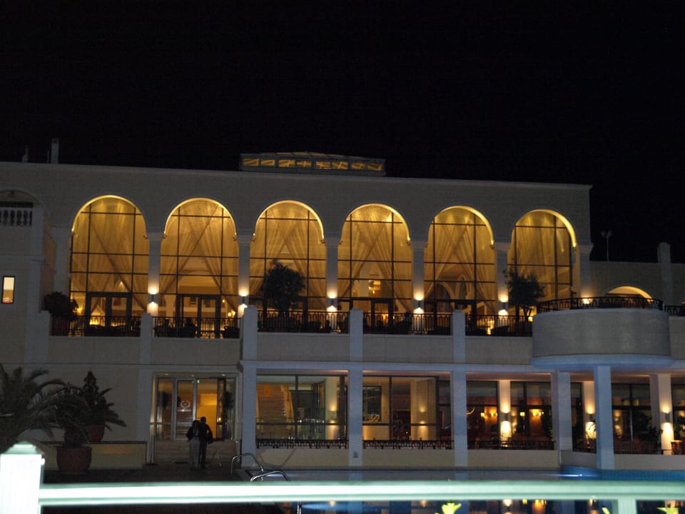 Poolanlage mit Außenansicht Porto Bello Royal