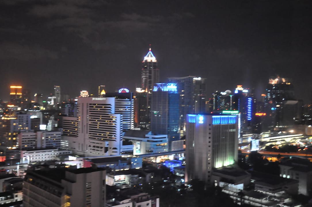 Das Hochhauslabyrinth bei Nacht aus dem 22. Stock Royal Benja Hotel