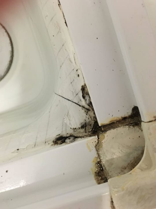 Schimmel in Dusche! Hotel Oliveto