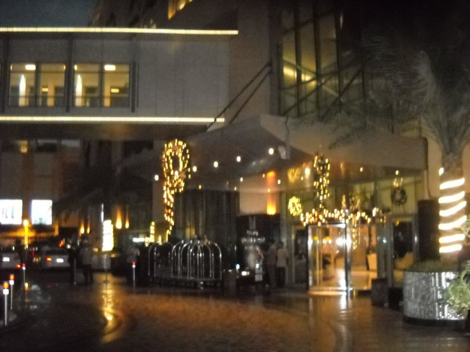 Eingangsbereich Abends Grand Millennium Al Wahda Abu Dhabi