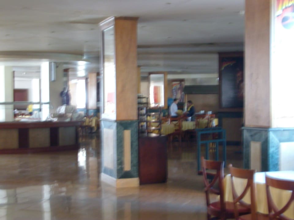 Personal bereitet das Dinner vor Golden Beach Resort