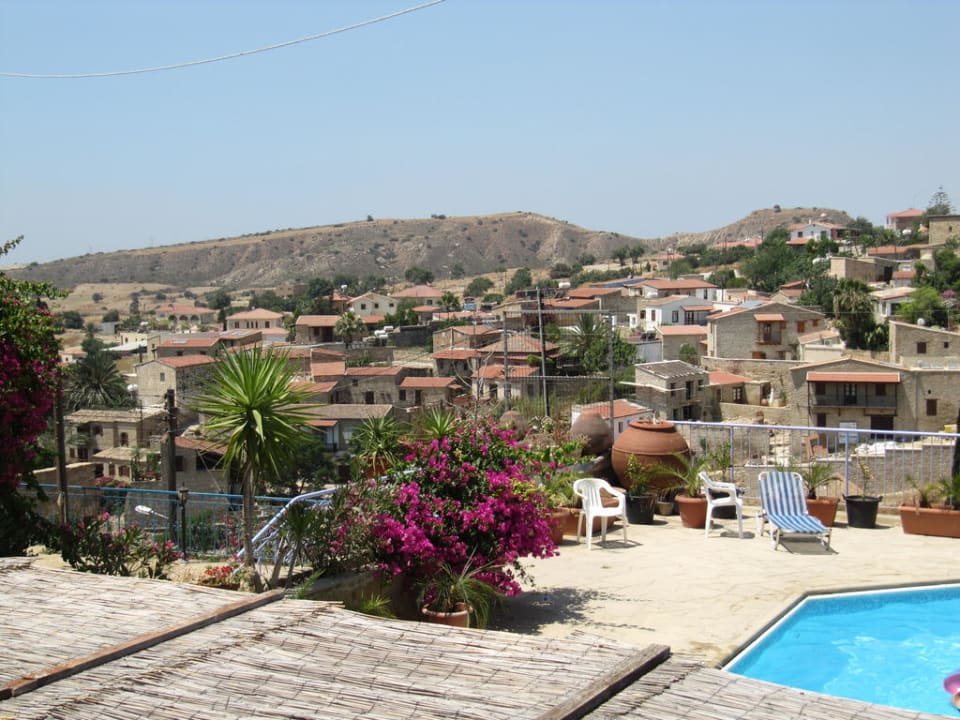 Ausblick vom Pool auf Tochni Apartments Mespilo House - Cyprus Village