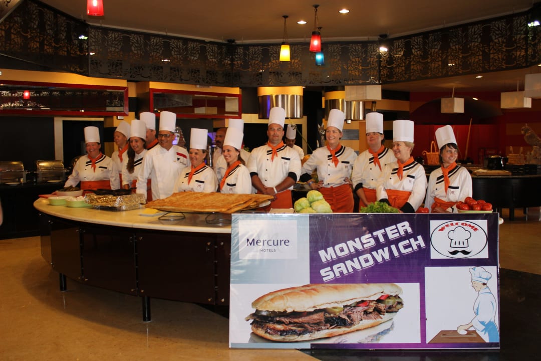 Монстер сендвич Hotel Mercure Hurghada