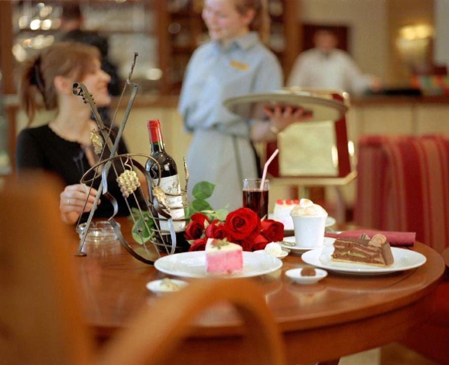 Vienna Cafe day and night bar Renaissance Hotel Samara