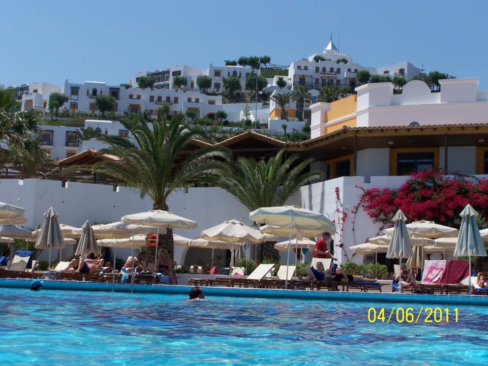 Pool und Poolbar - Ausblick auf Hoteldorf am Berg Lagas Aegean Village