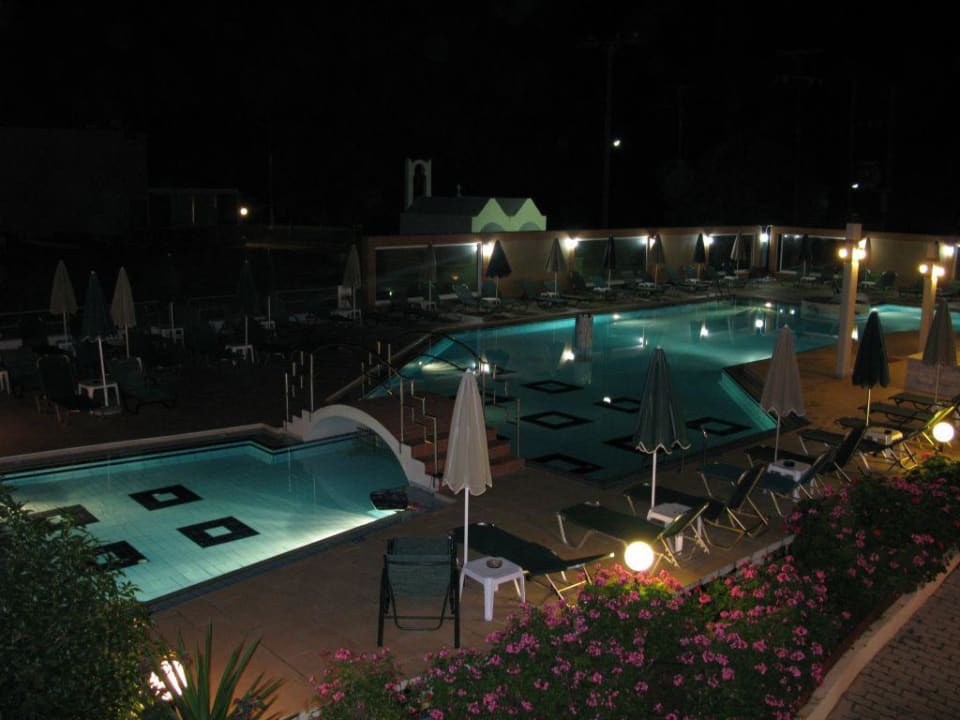 Blick auf den Familienpool bei Nacht Hotel Maleme Mare
