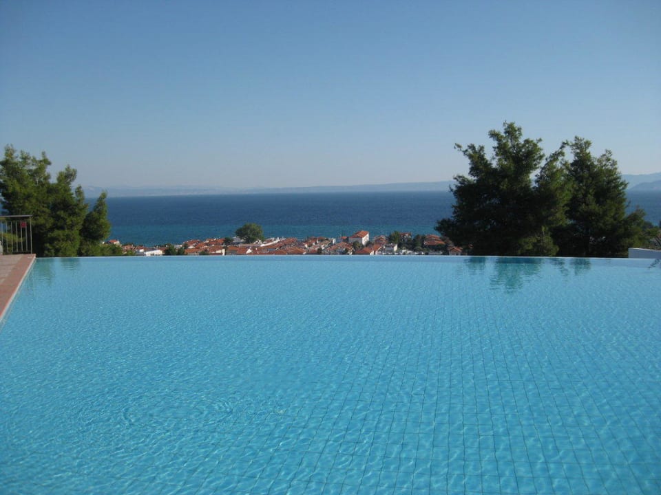 Blick über den Pool auf die Stadt Alia Palace