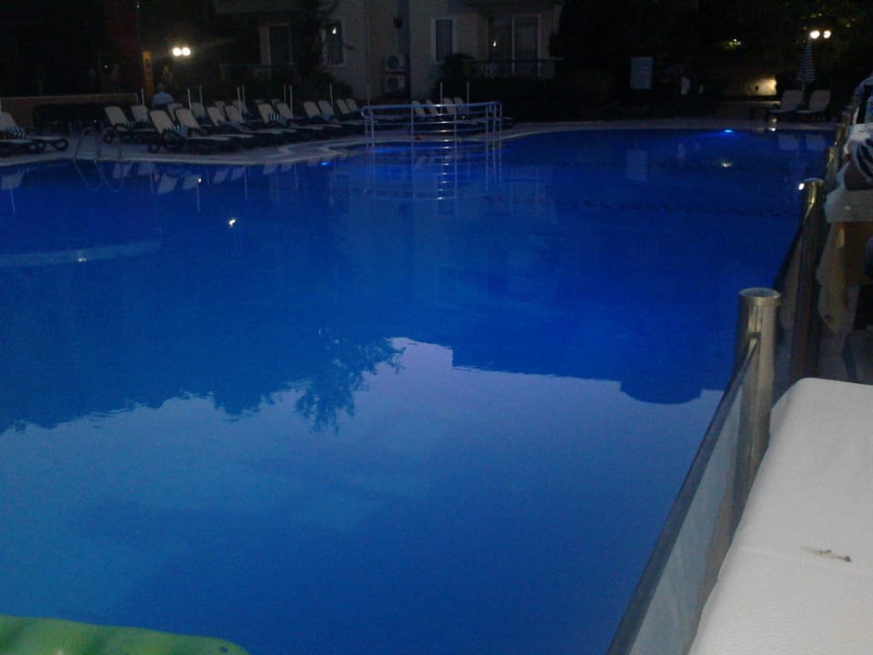 Pool Abends Hotel Gardenia Beach