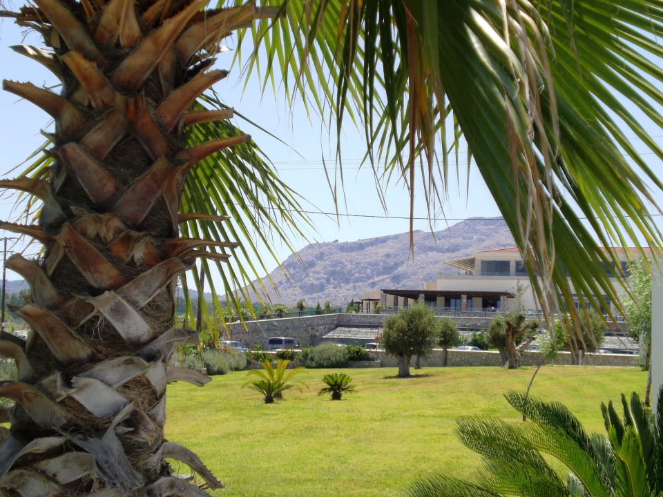 Blick auf das Haupthaus gepflegter Garten  Atlantica Mikri Poli Rhodes