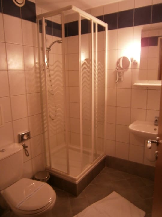Shower booth in the bathroom Garden Hotel Wellness és Konferencia