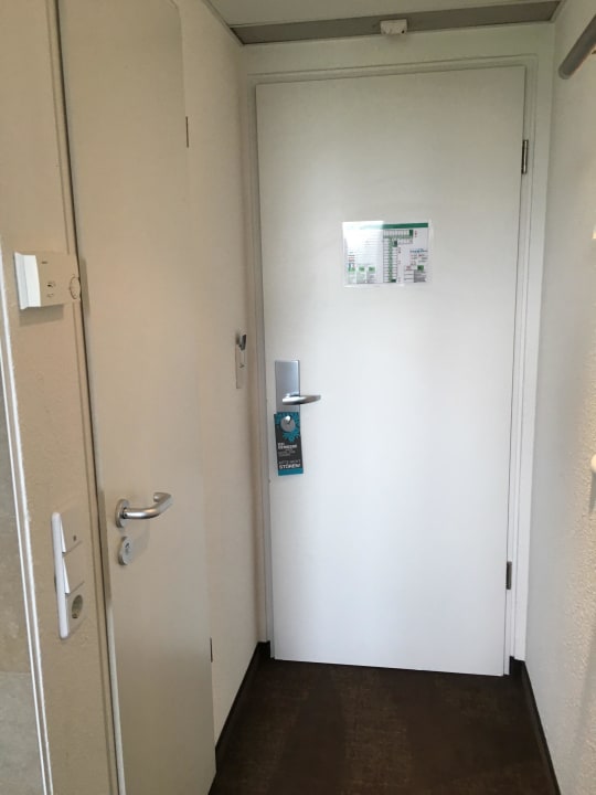 Eingang Zimmer Motel One Frankfurt Airport