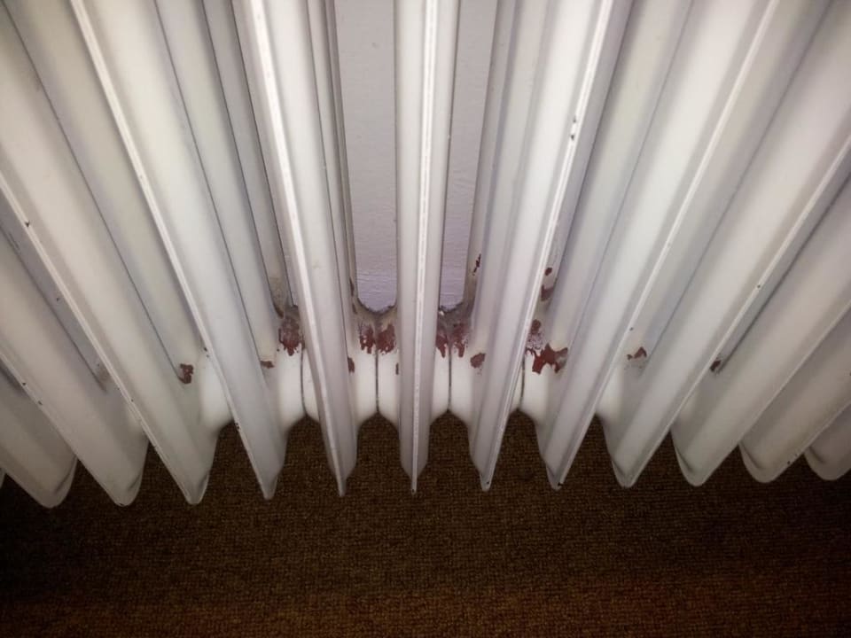 Kalte verrostete Heizung Hotel Komperdell