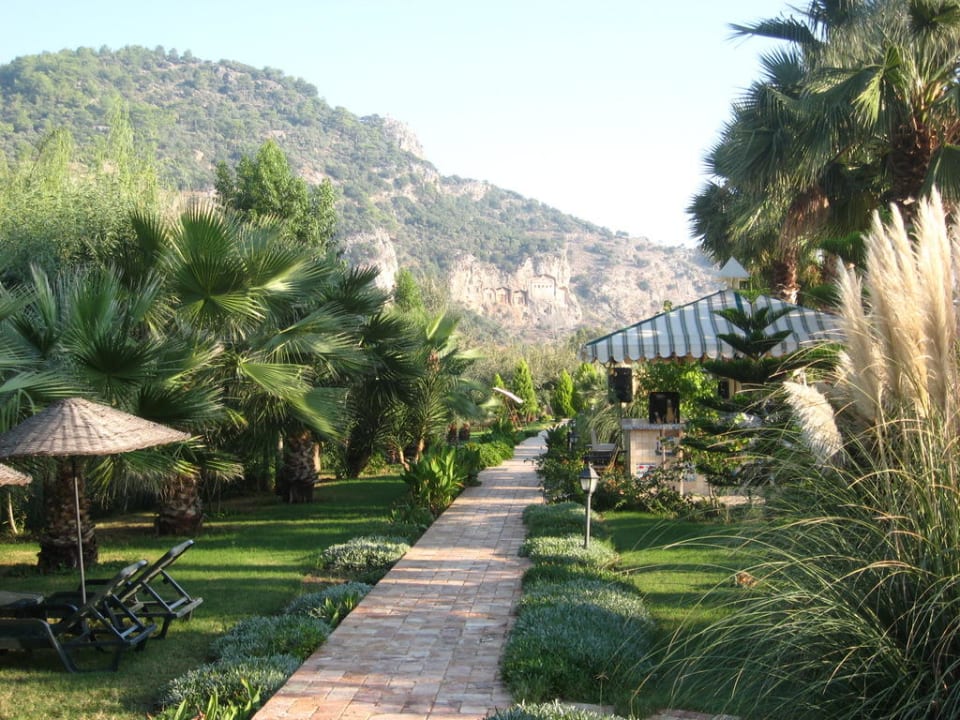 Garten mit Blick auf Felsengräber Dalyan Resort