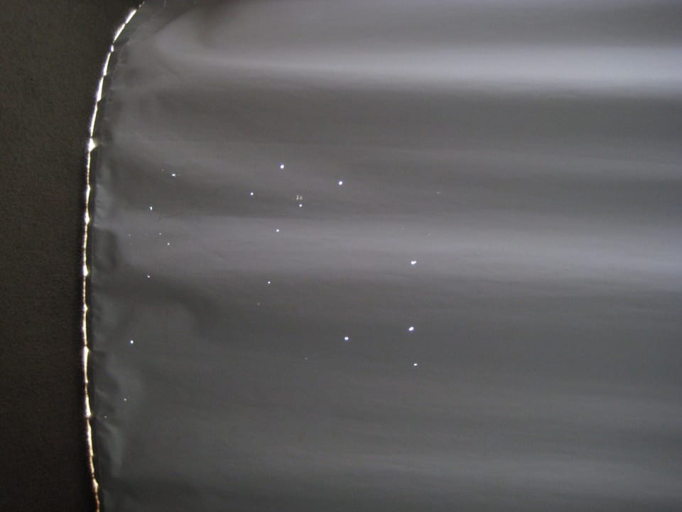 Löcher im Vorhang oder doch Design Milchstrasse?? Hotel Saboia