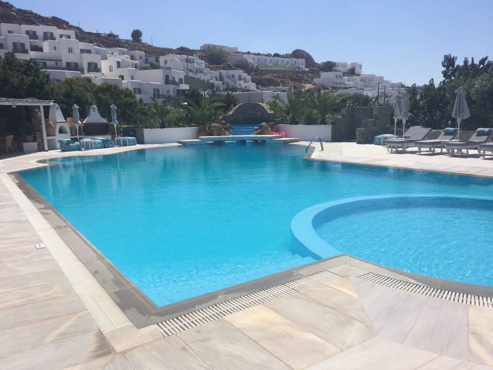 Neuer Boden rund um Pool und neue Sonnenschirme Kamari Hotel