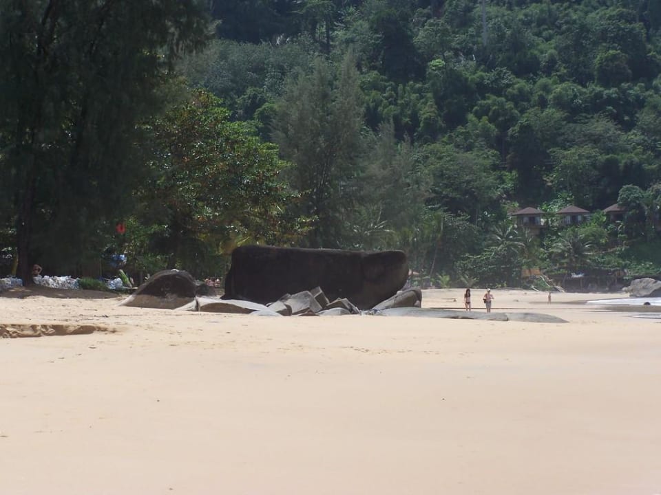 Strand gleich links vom Hotel Moracea by Khao Lak Resort