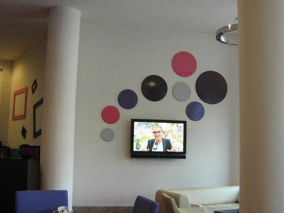 Flachbildschirm in der Lobbybar Hotel Baia Lara