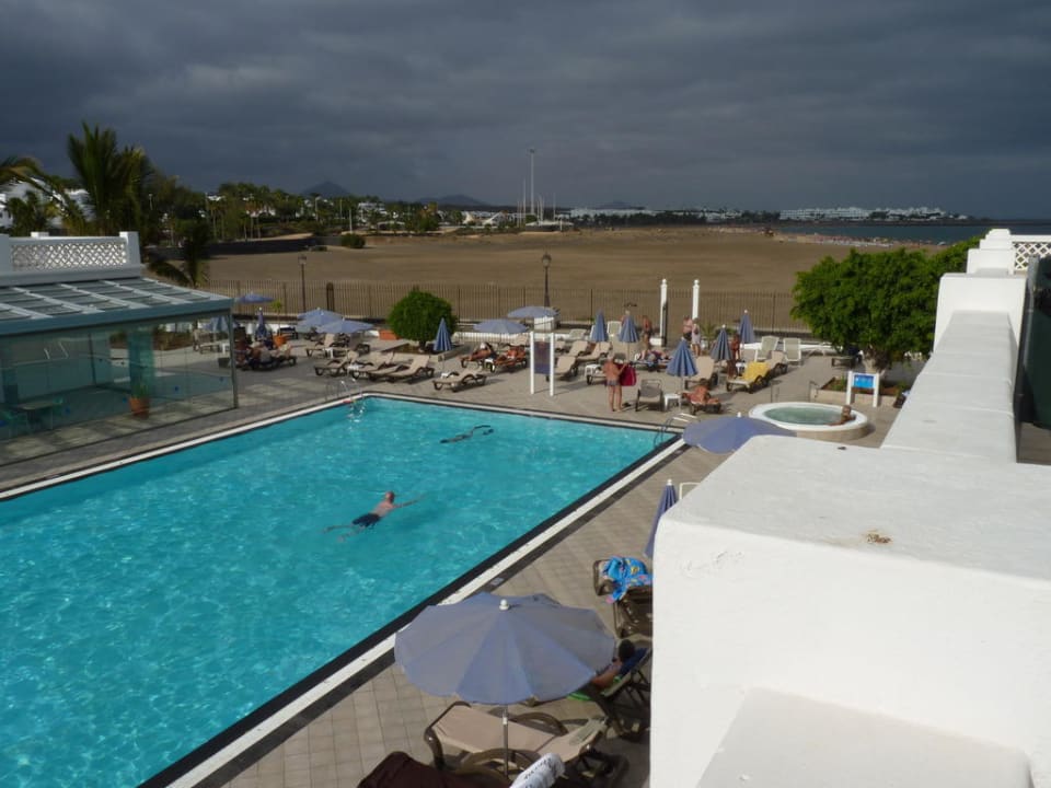 Poolbereich mit Zugang zum Strand Hotel Las Costas