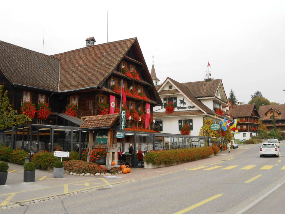 Ansicht vom Parkplatz gegenüber Swiss-Chalet Lodge