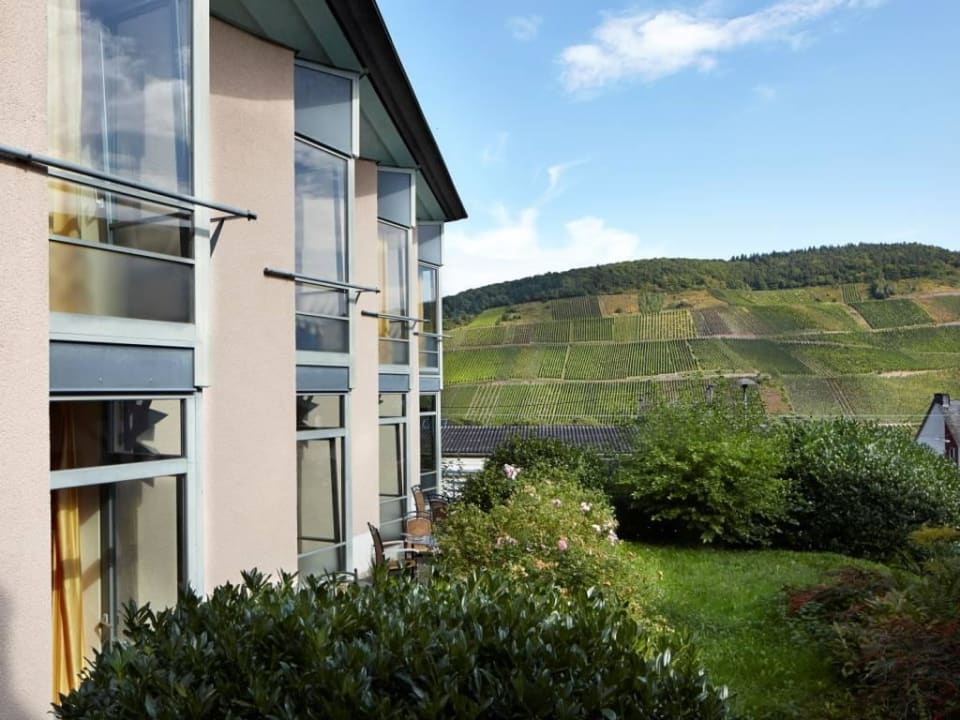 Ein Glas Wein auf der Terrasse WeinBergHotel Nalbach