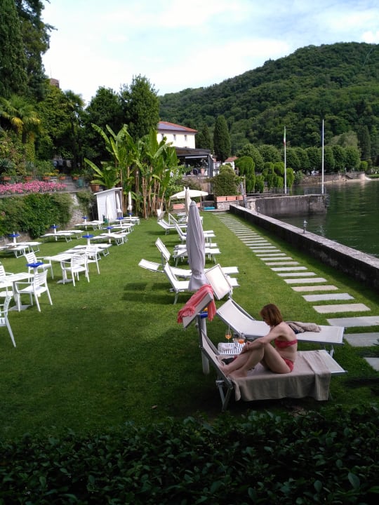 Im Hotelpark - eine der Liegewiesen Relais Villa Porta