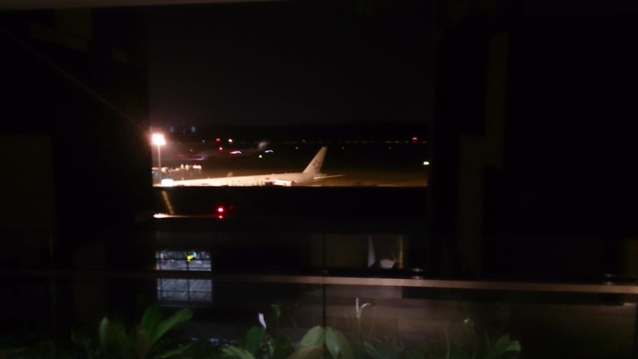 Rollfeld vor der Zimmertuere Hotel Crowne Plaza Changi Airport