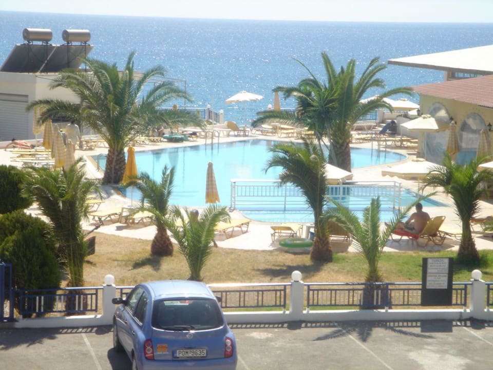 Widok z pokoju na gród i basen Palm Bay