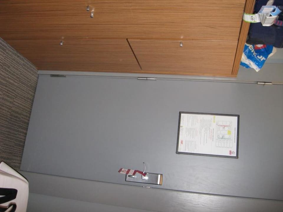 Zimmertür, dahinter Kleiderschrank Hotel Petit Palace Tres Cruces