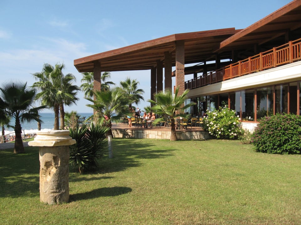 Blick vom Garten auf die Beachbar Horus Paradise Luxury Resort & Club