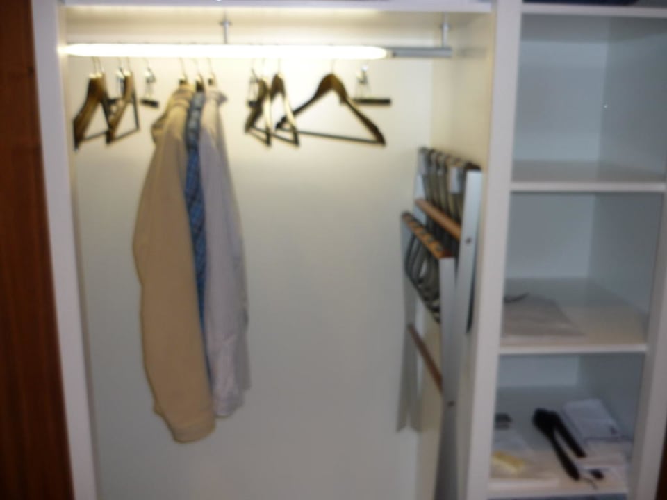 Kleiderschrank Dorint Kurfürstendamm Berlin