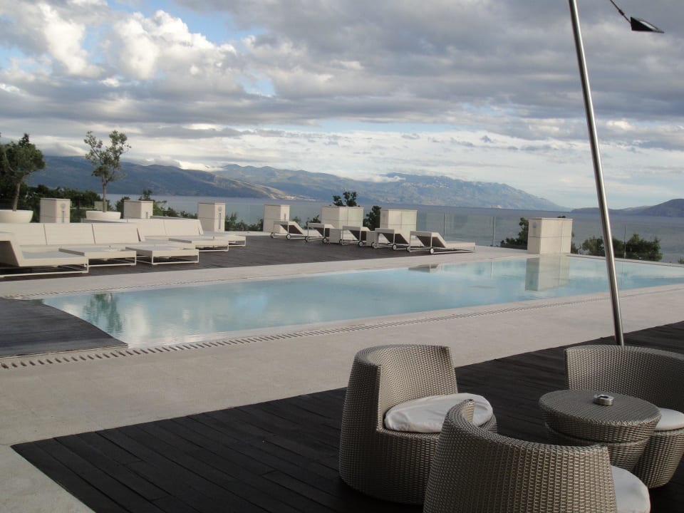 Terrasse hinter dem Foyer Wyndham Grand Novi Vinodolski Resort - The View & Family Apartments