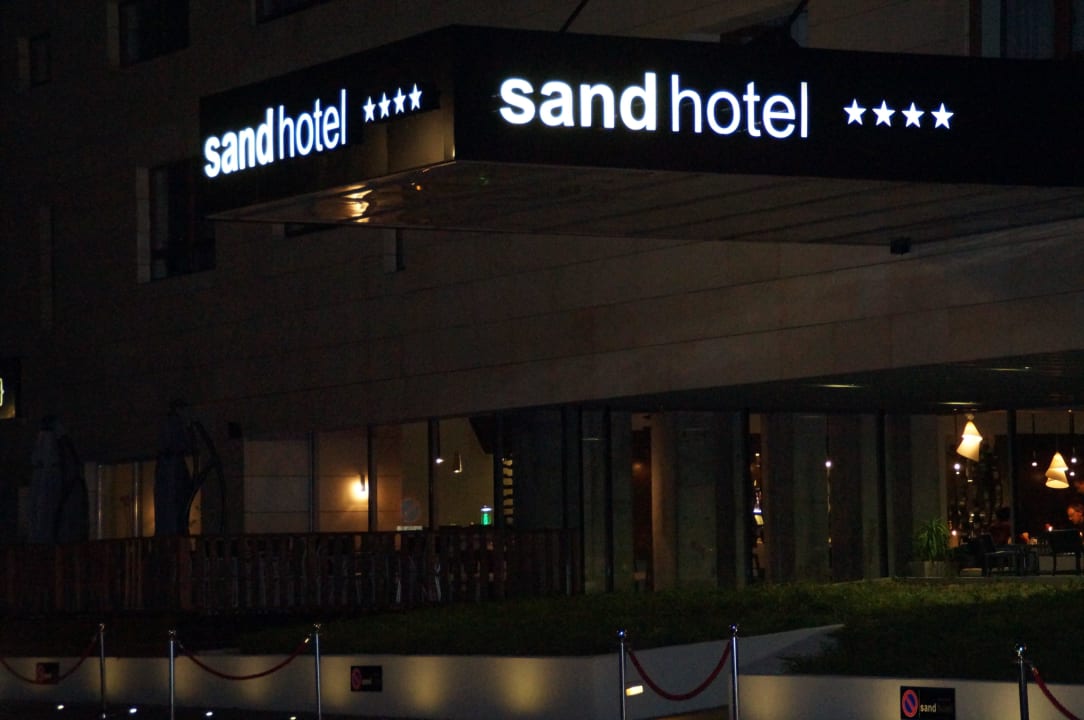Eingang des Hotels bei Nacht. Royal Tulip Sand