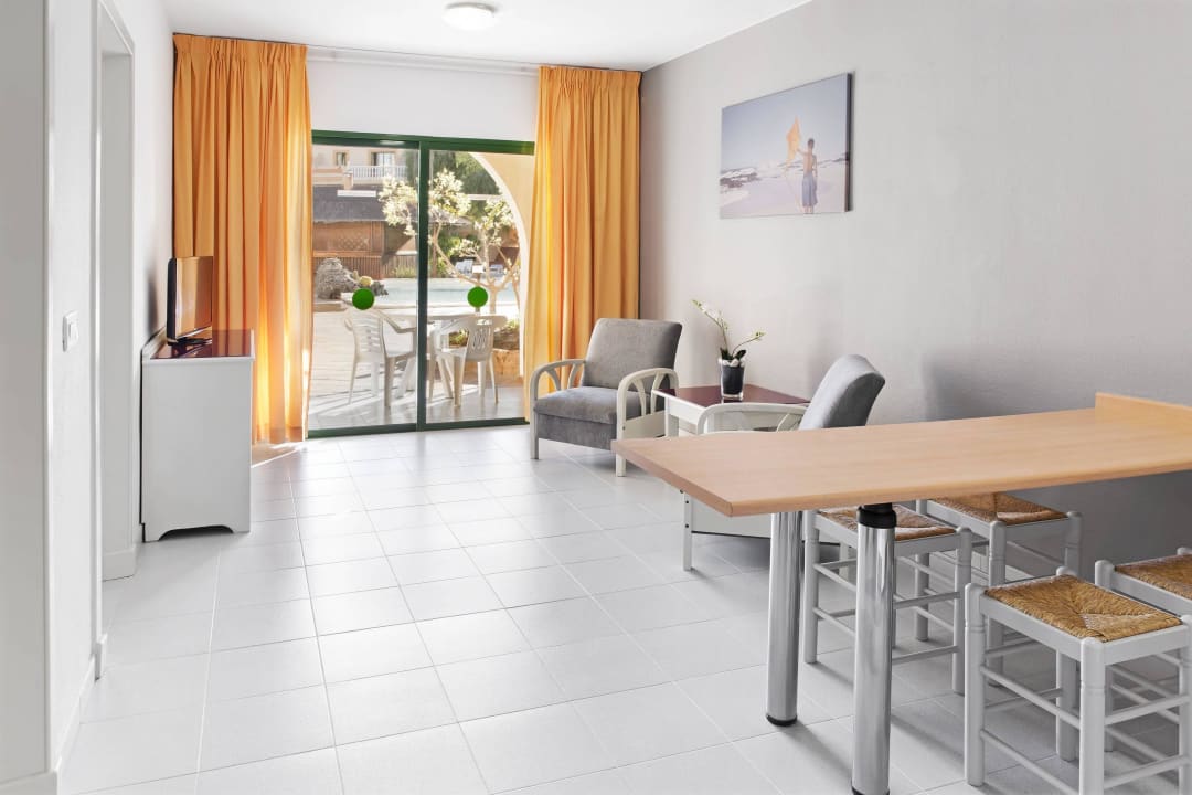 Salón apartamento- Vista a la Piscina Elba Lucía Sport & Suite Hotel