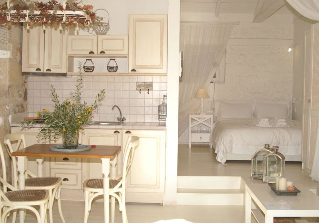 Superior Katikia | Kitchen and Dining Area Hotel Katikies Manis