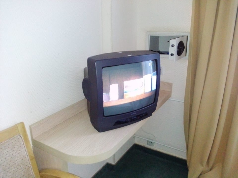 TV und Safe PLAZA INN Hamburg Moorfleet