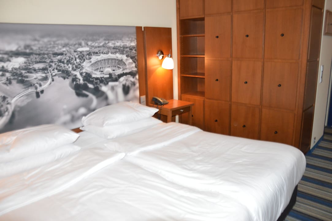 Doppelbett im DZ Arthotel ANA im Olympiapark